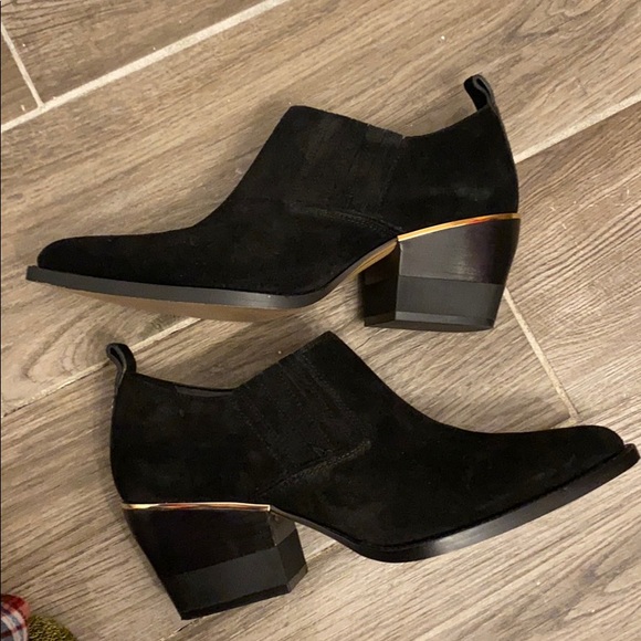 DKNY Pointed Toe Shoe - Picture 2 of 5